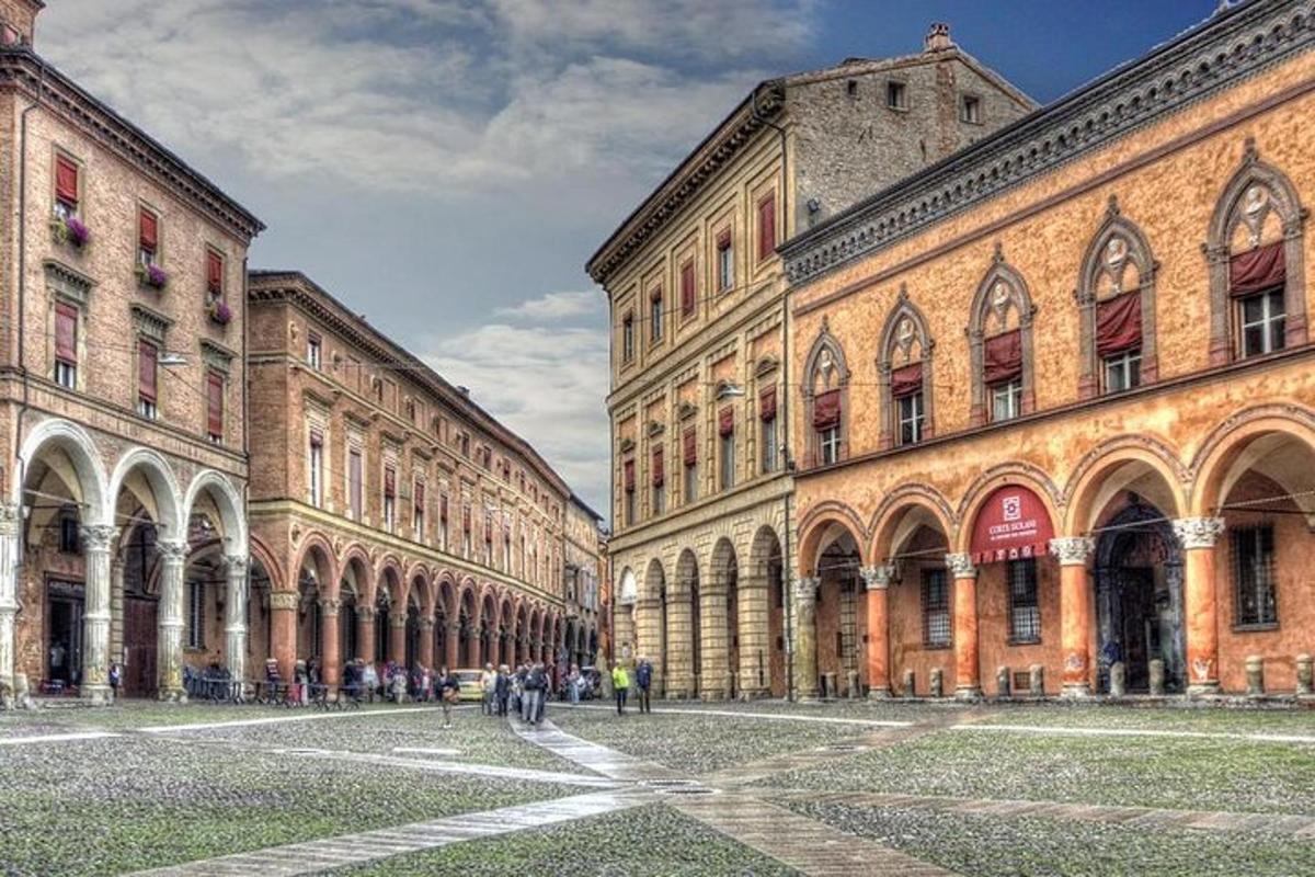 un gruppo di edifici con persone che camminano tra di loro