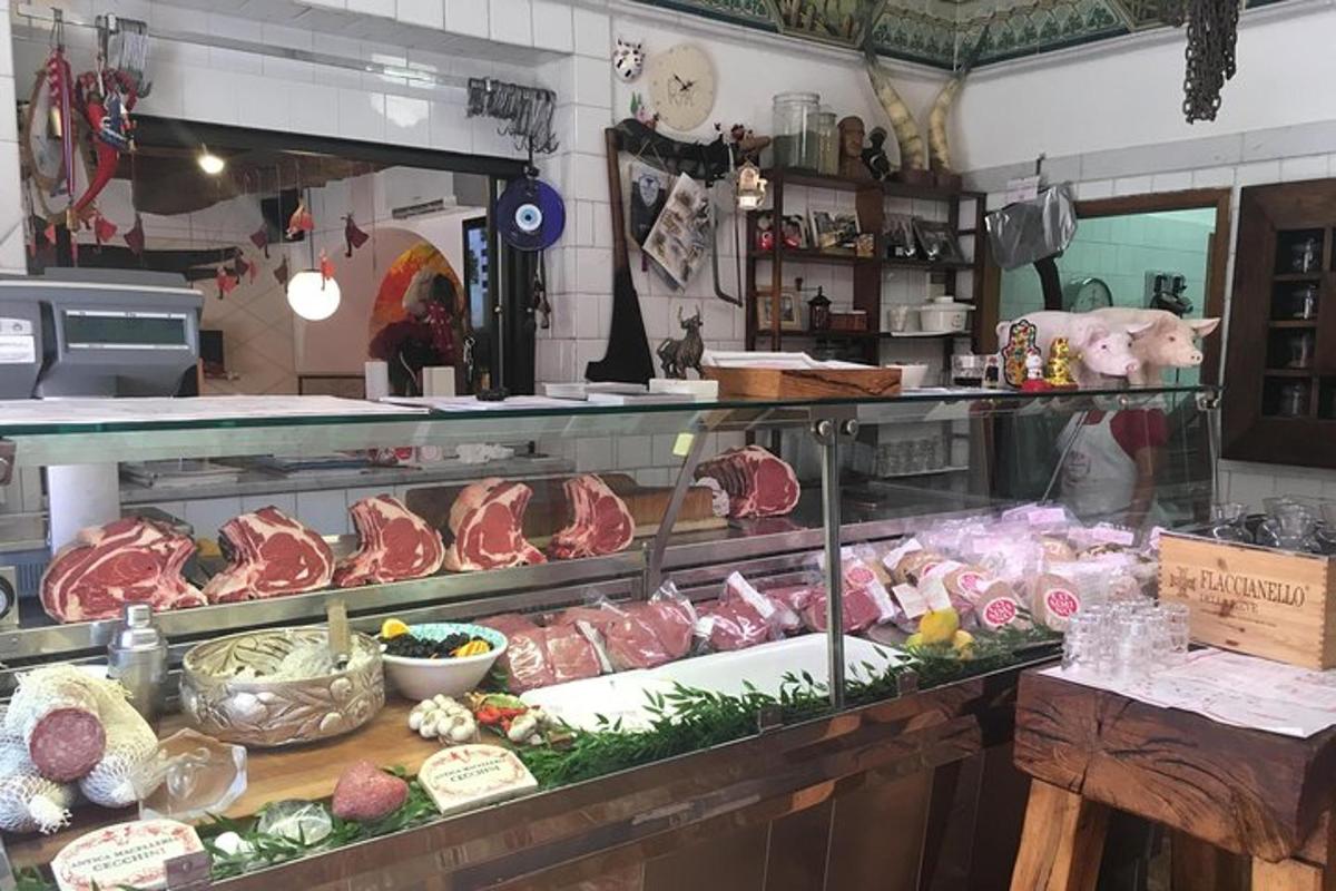 o vitrină într-un restaurant cu carne și legume