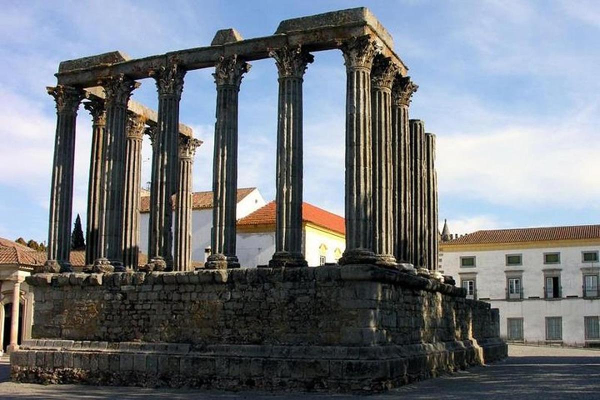 ένα μνημείο με κίονες μπροστά από ένα κτίριο