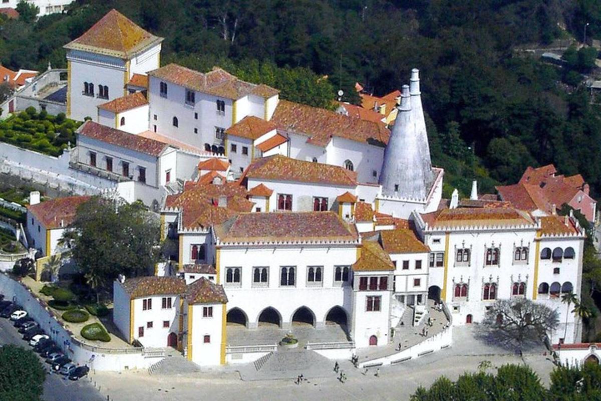 velika bela stavba s cerkvijo na hribu