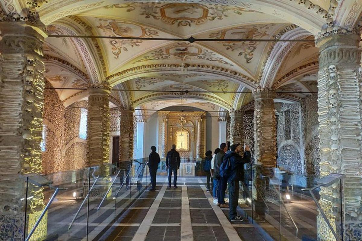 um grupo de pessoas em pé em um edifício ornamentado