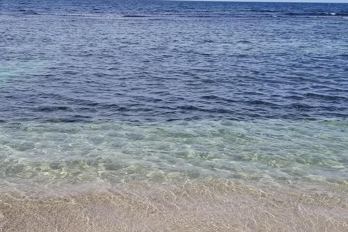vodní plocha s pláží a oceánem