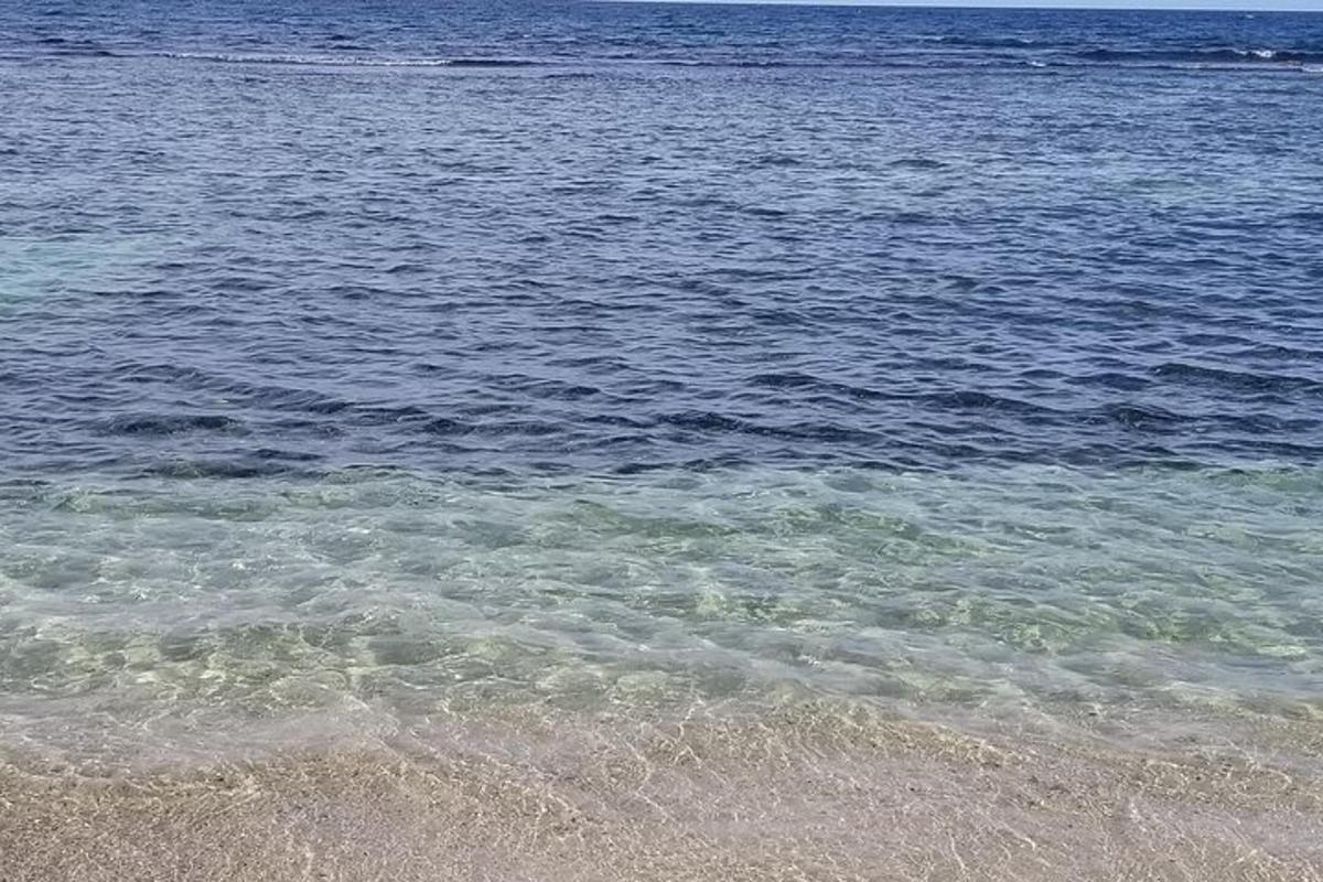 плажа са воденом површином и океаном