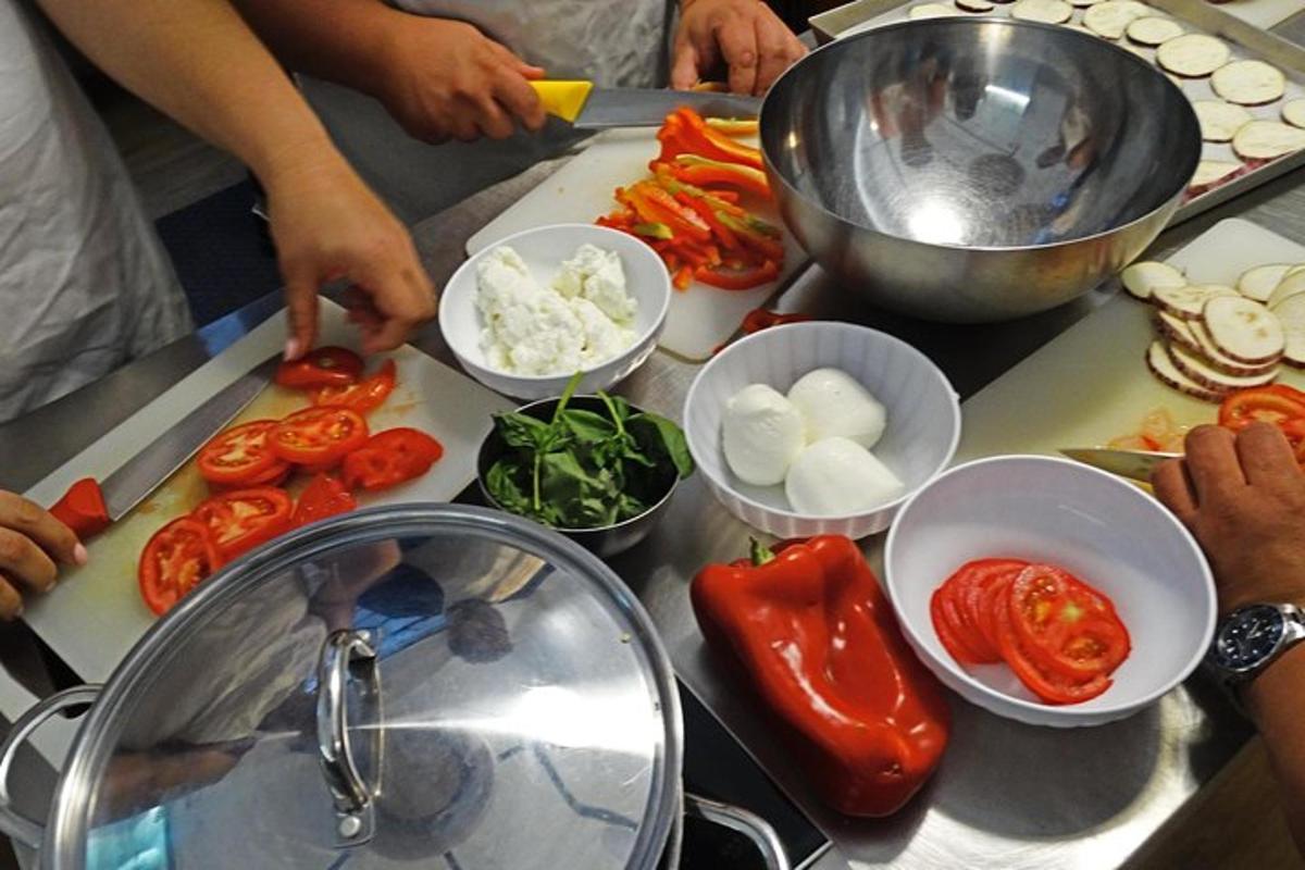 Μια ομάδα ανθρώπων που ετοιμάζουν ντομάτες και λαχανικά σε έναν πάγκο