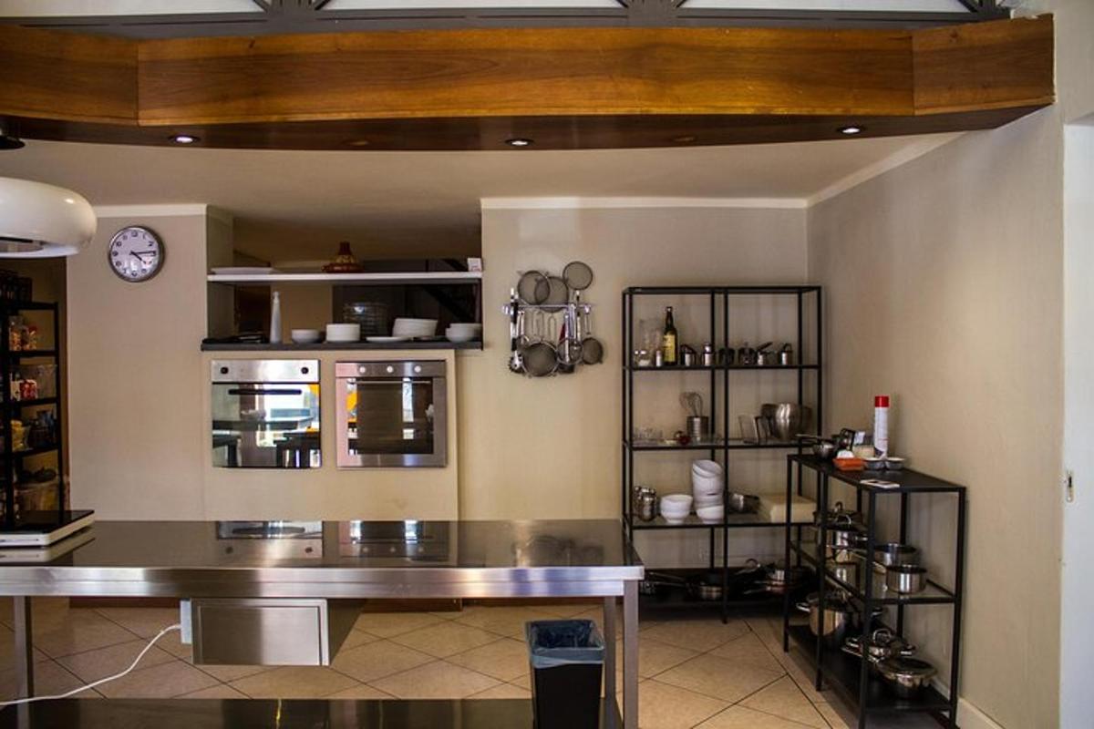 Una cocina con encimera y un reloj en la pared.