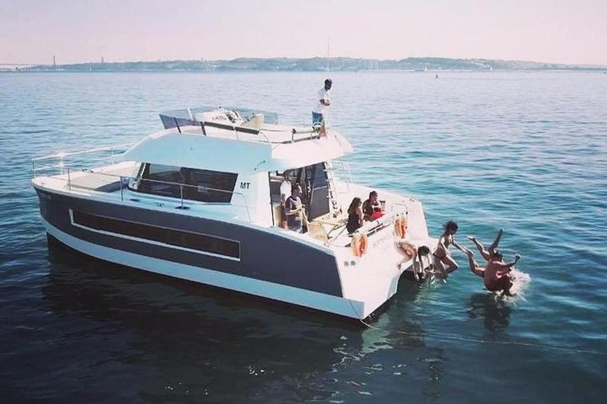 un grupo de personas en un barco en el agua