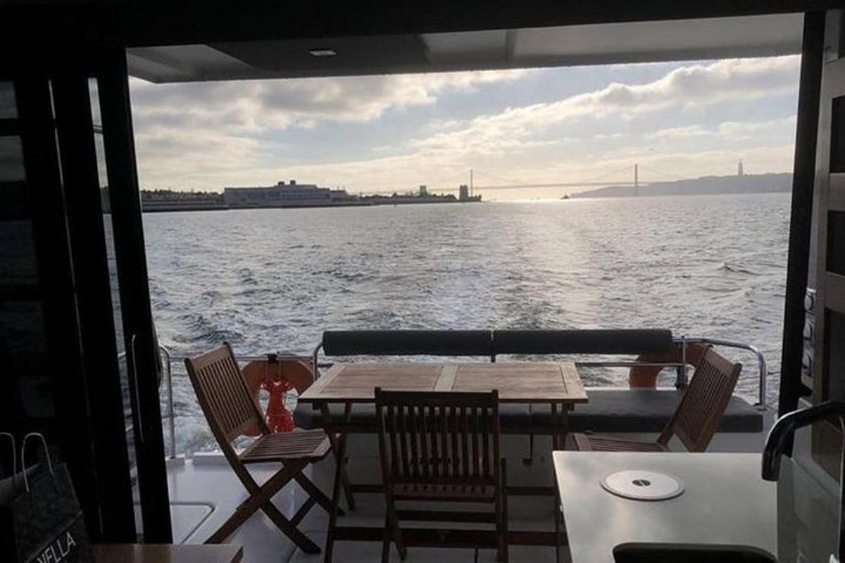 uma mesa e cadeiras em um barco na água