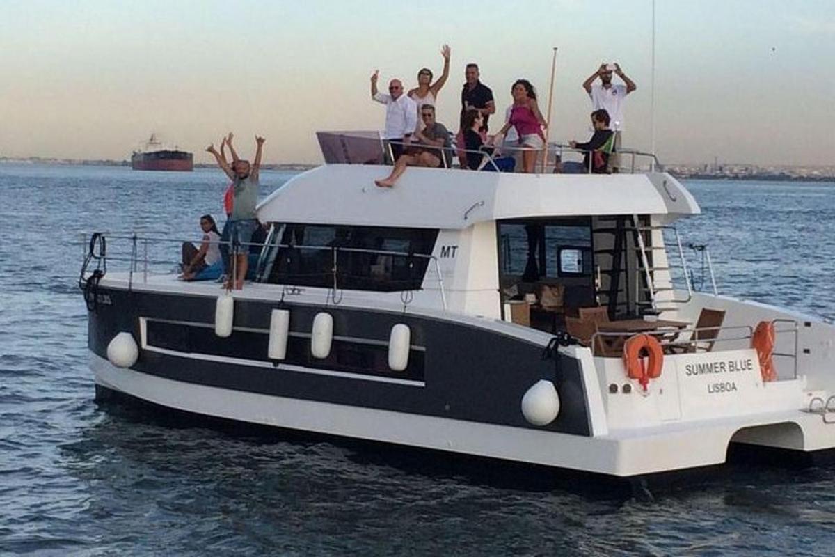 um grupo de pessoas em um barco na água