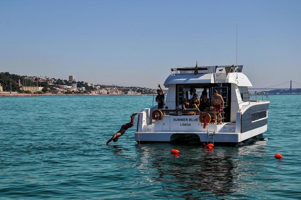 um barco na água com pessoas nele