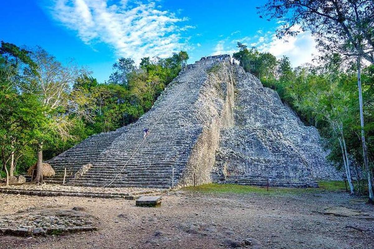 pyramida s vodopádem na vrcholu