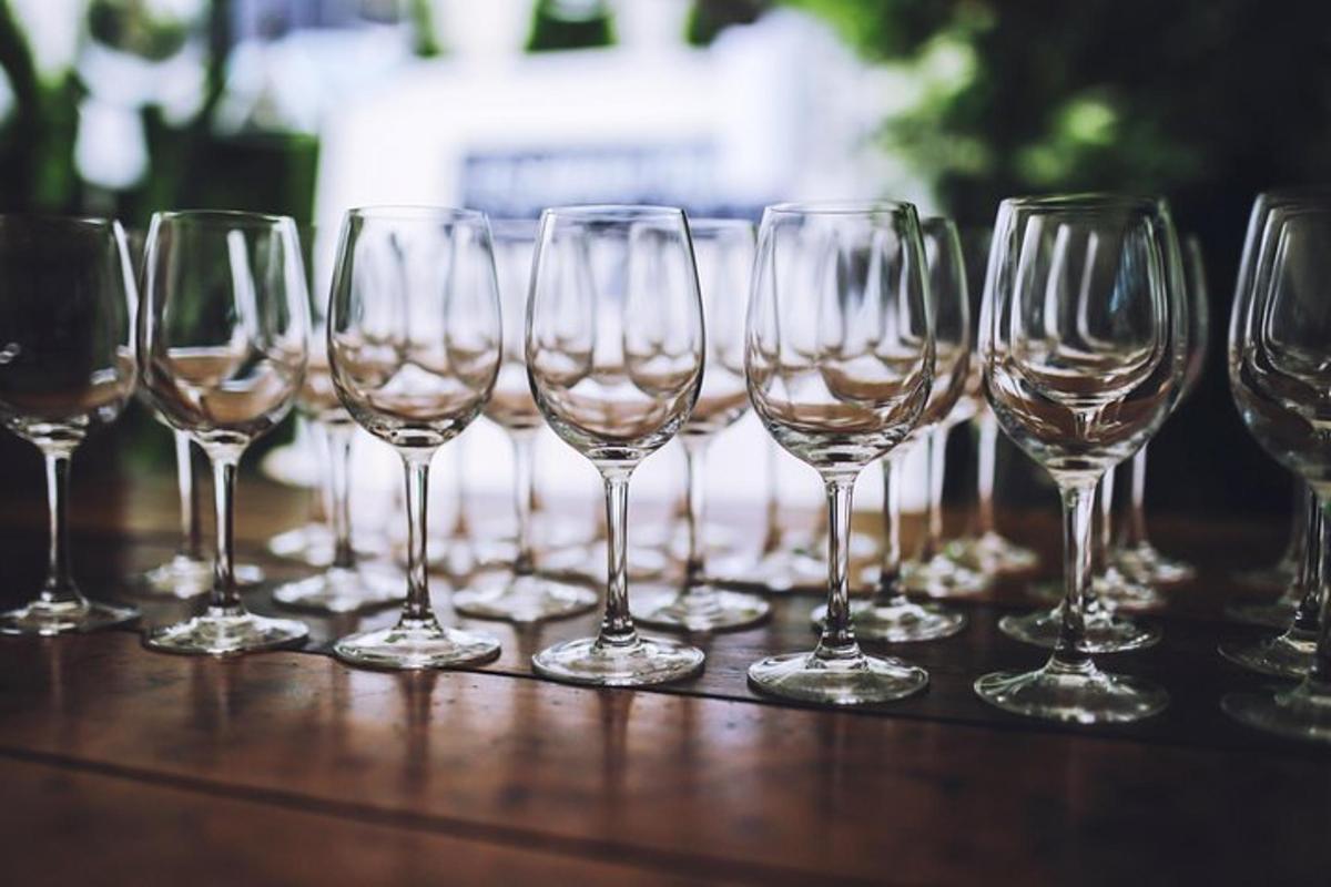 una fila di bicchieri da vino appoggiati su un tavolo