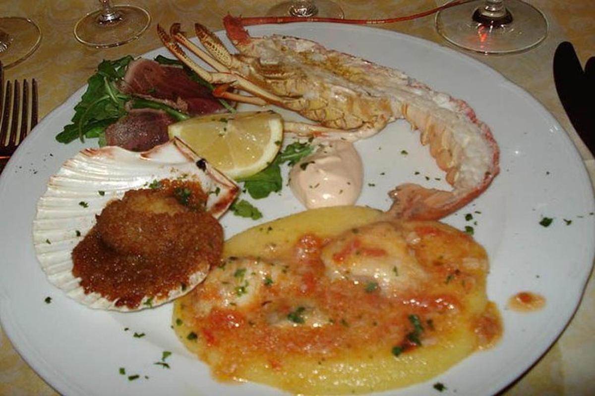 o farfurie cu mâncare și fructe de mare pe masă