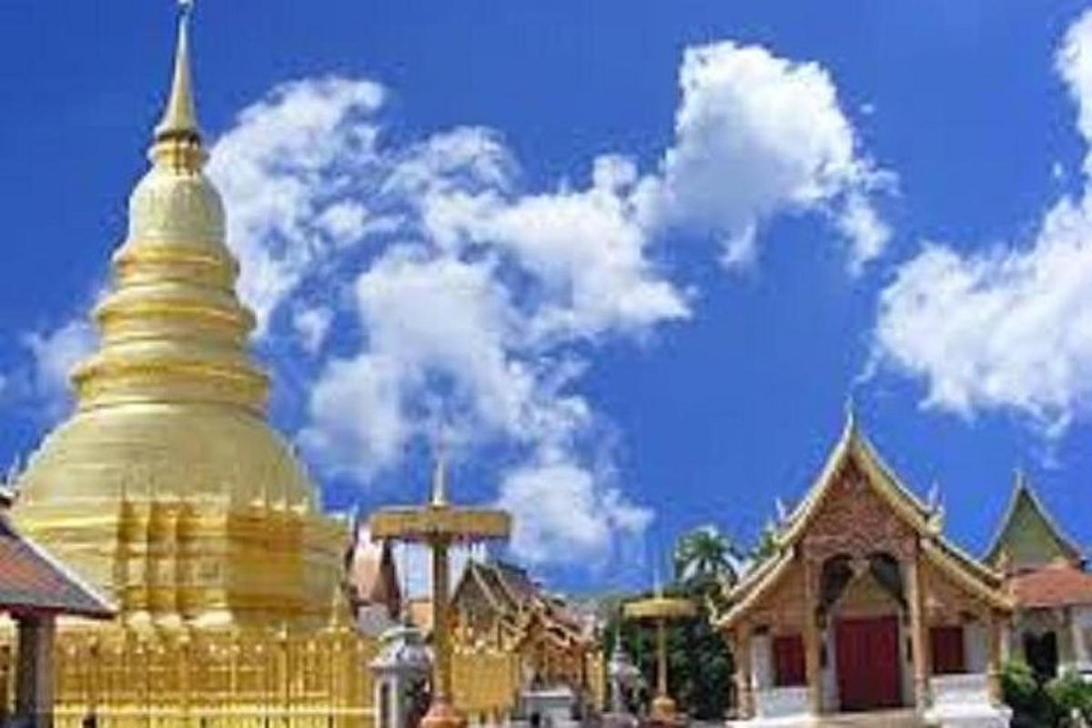 um grande pagode e um edifício com um céu