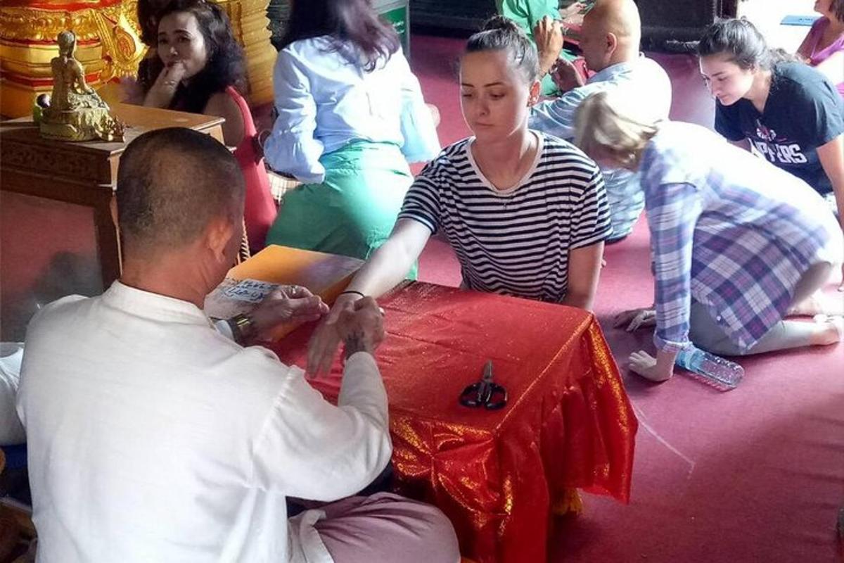 skupina lidí sedících kolem stolu