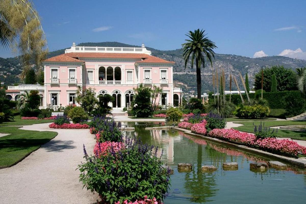 una grande casa con uno stagno di fronte