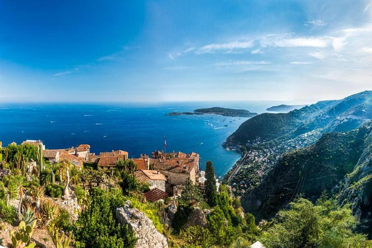 una città in cima a una montagna vicino all'oceano