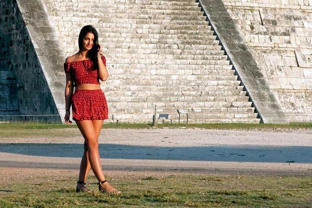 una donna con una gonna rossa in piedi davanti ad alcuni gradini