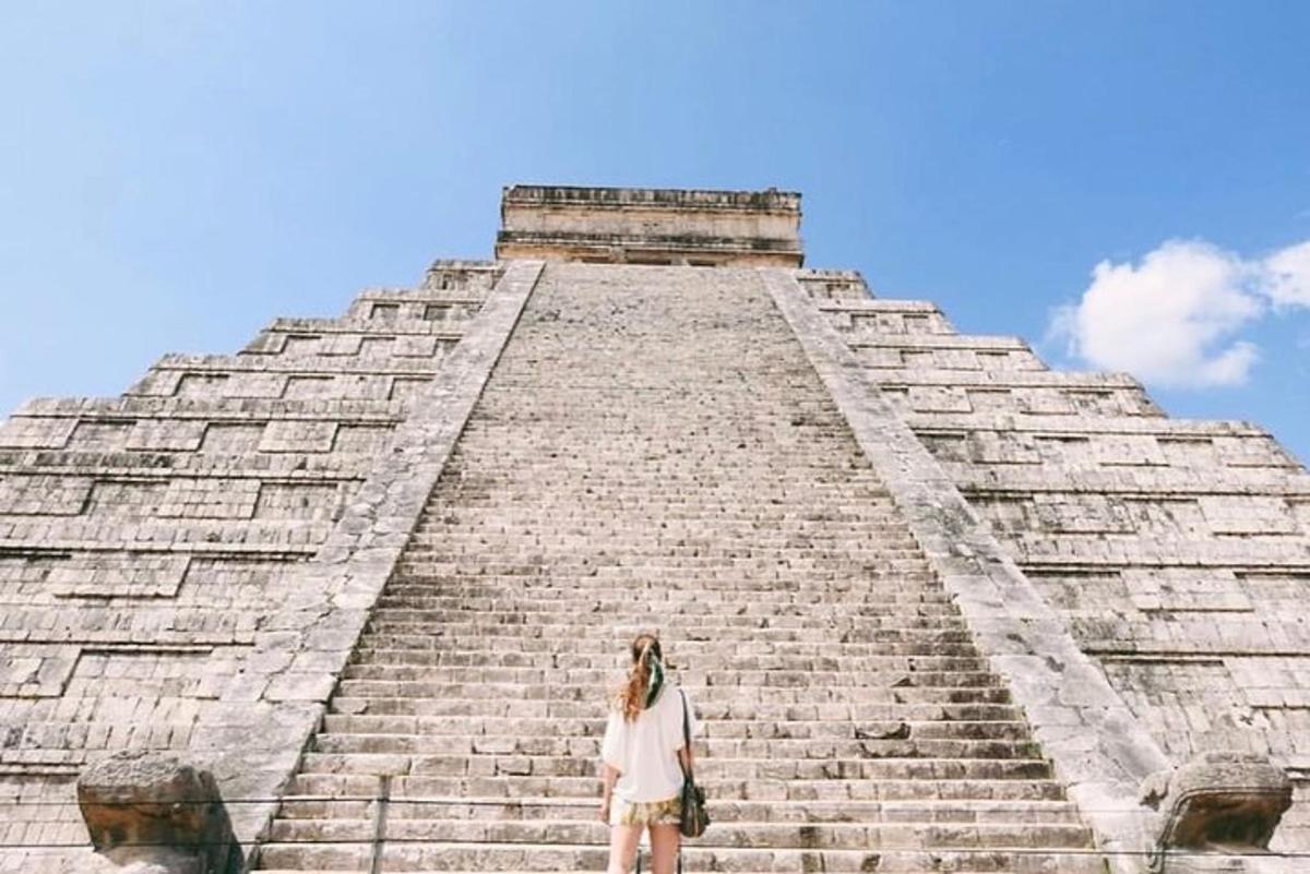 een vrouw die bovenop een piramide staat