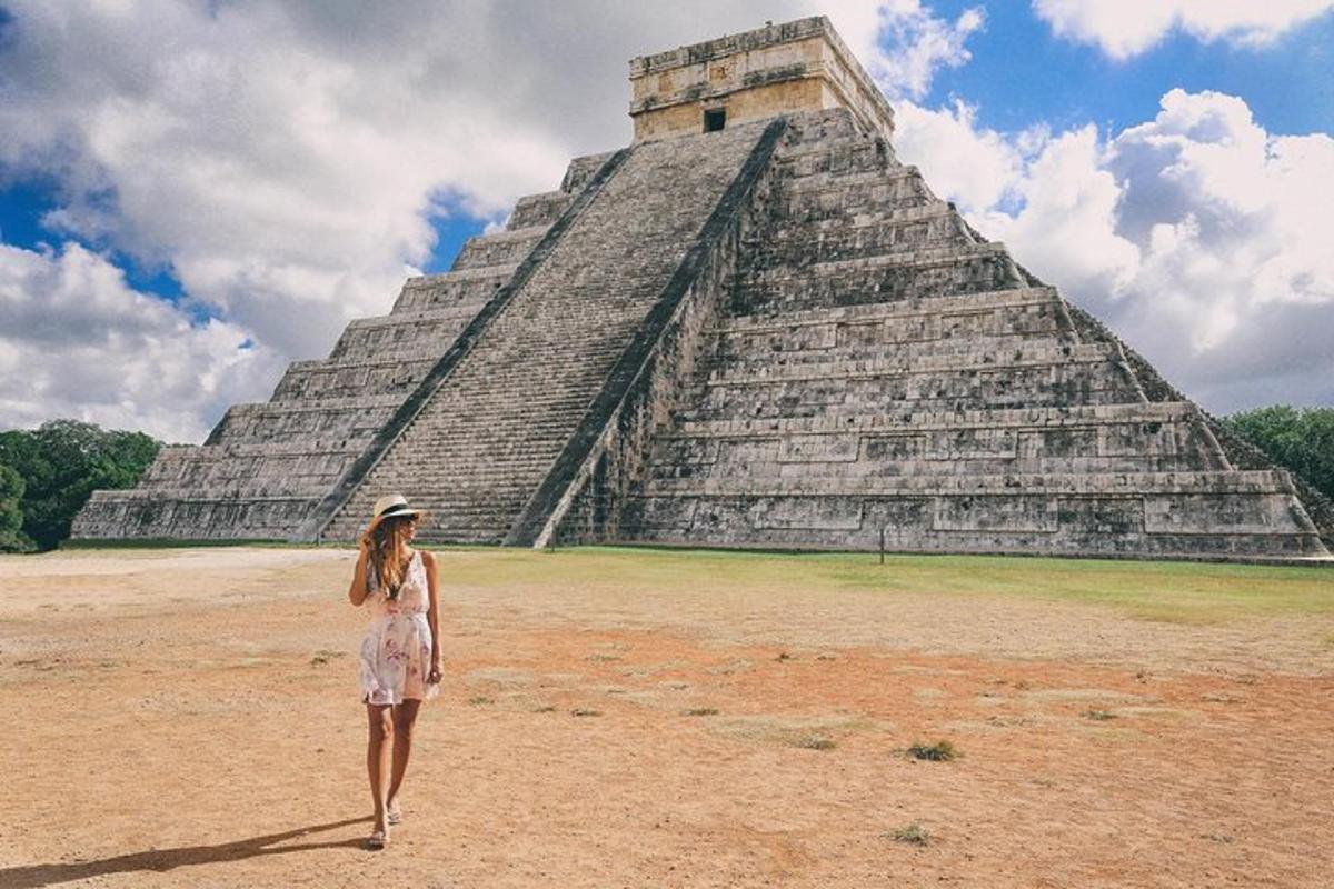 una donna in piedi davanti alla piramide
