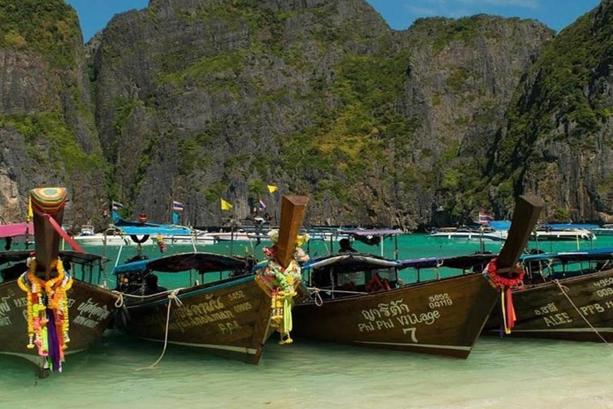 sekumpulan bot duduk di dalam air berhampiran pantai