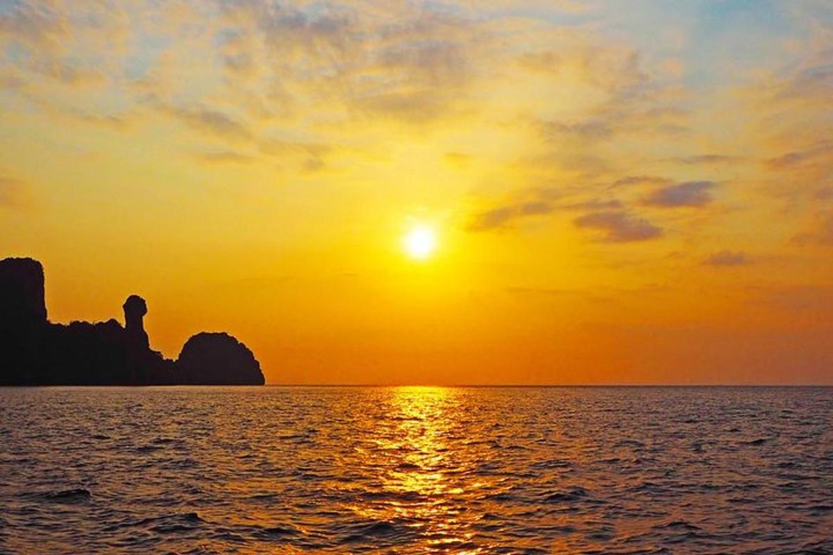 um pôr do sol sobre o oceano com o sol no céu