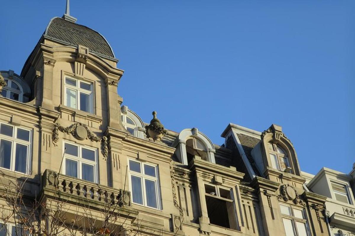 un grande edificio con un tetto sopra