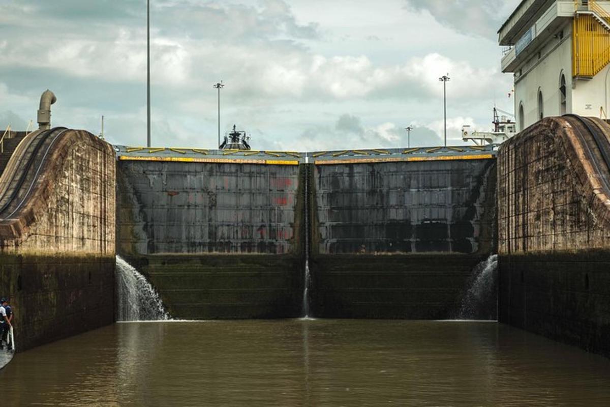 uma grande barragem com água fluindo por ela