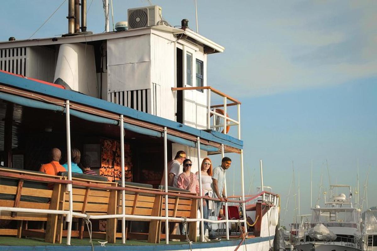 een groep mensen die op het dek van een boot staan