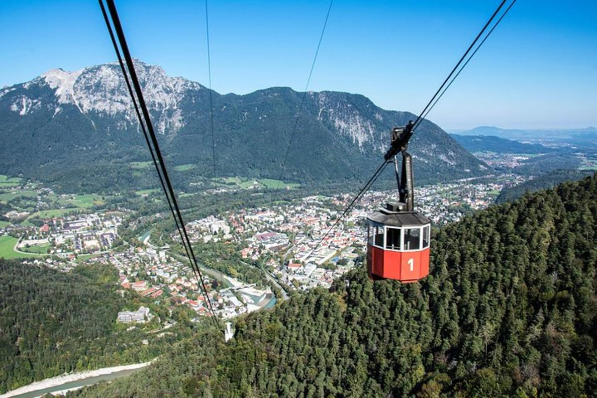 rdeča žičnica, ki leti skozi gore