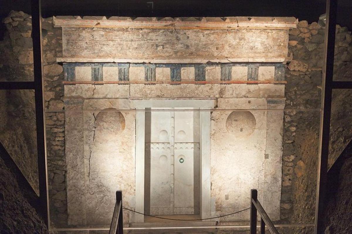 una vista di una porta in un edificio in pietra