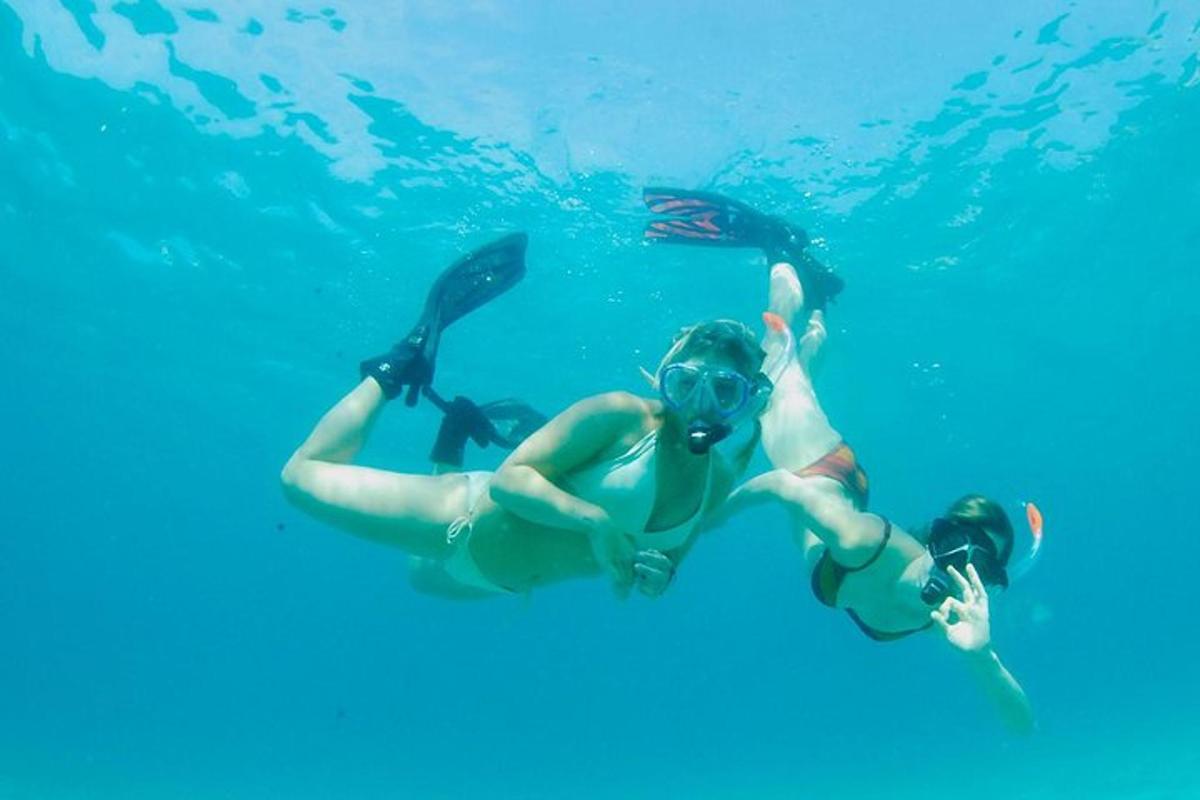 пар људи плива у води