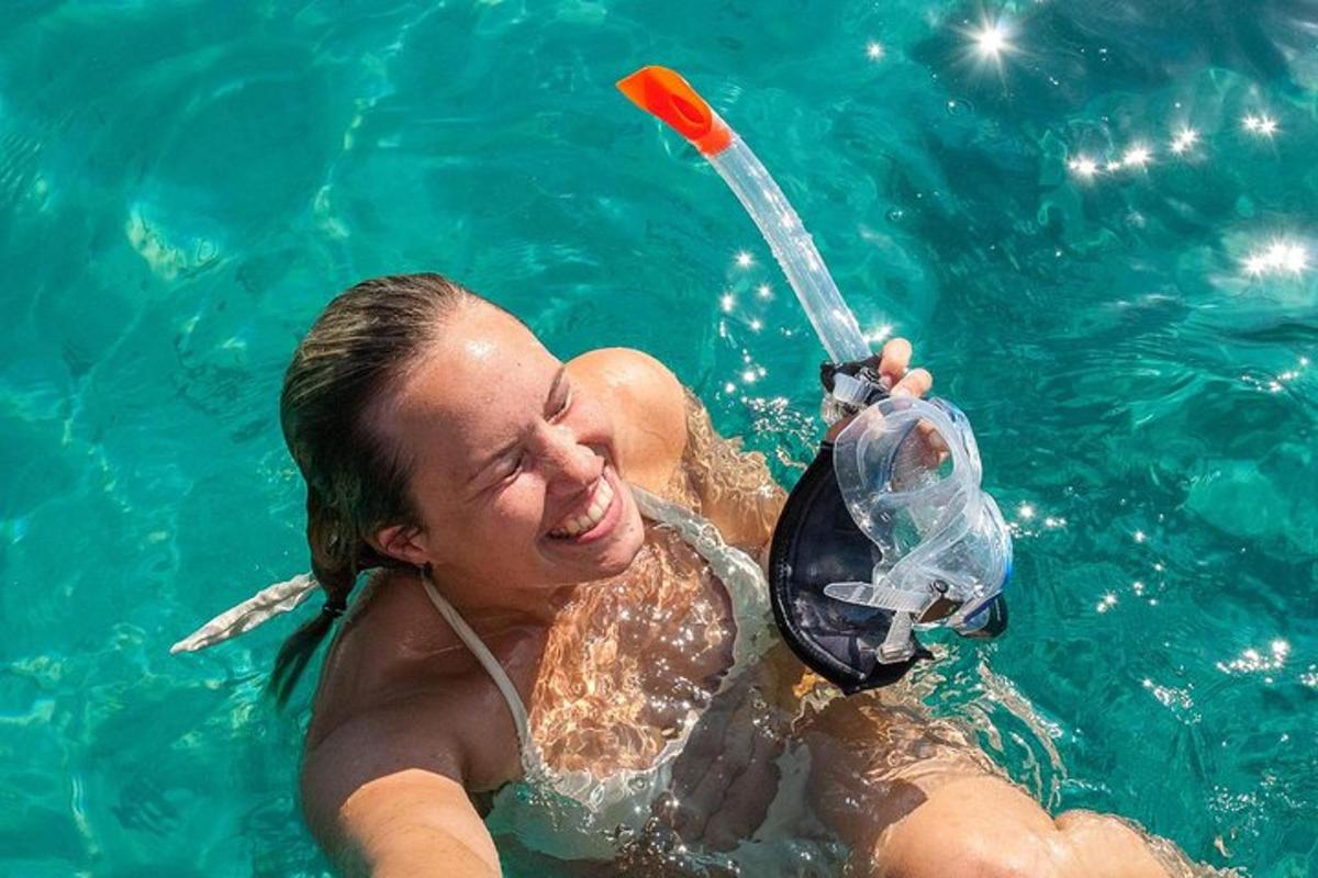 жена је у води са предметом у акваријумској боји