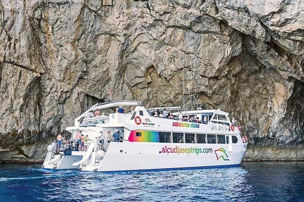 un vaixell blanc a l'aigua prop d'una muntanya
