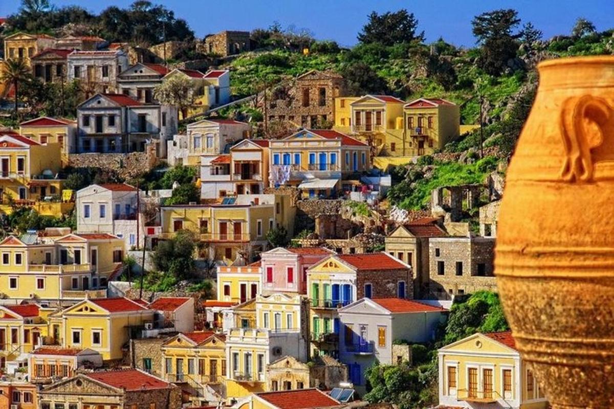 une vue d'une ville avec des maisons sur une colline