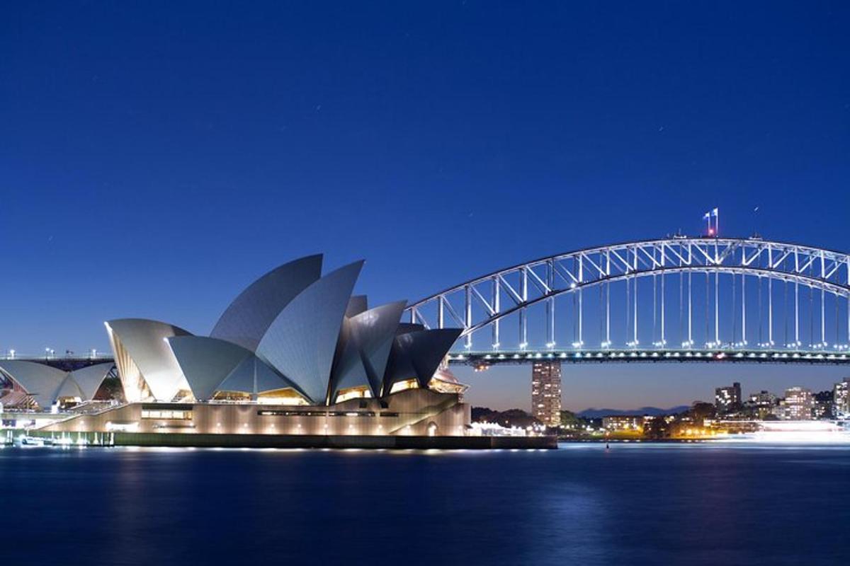 un teatro dell'opera di Sydney e un ponte di notte