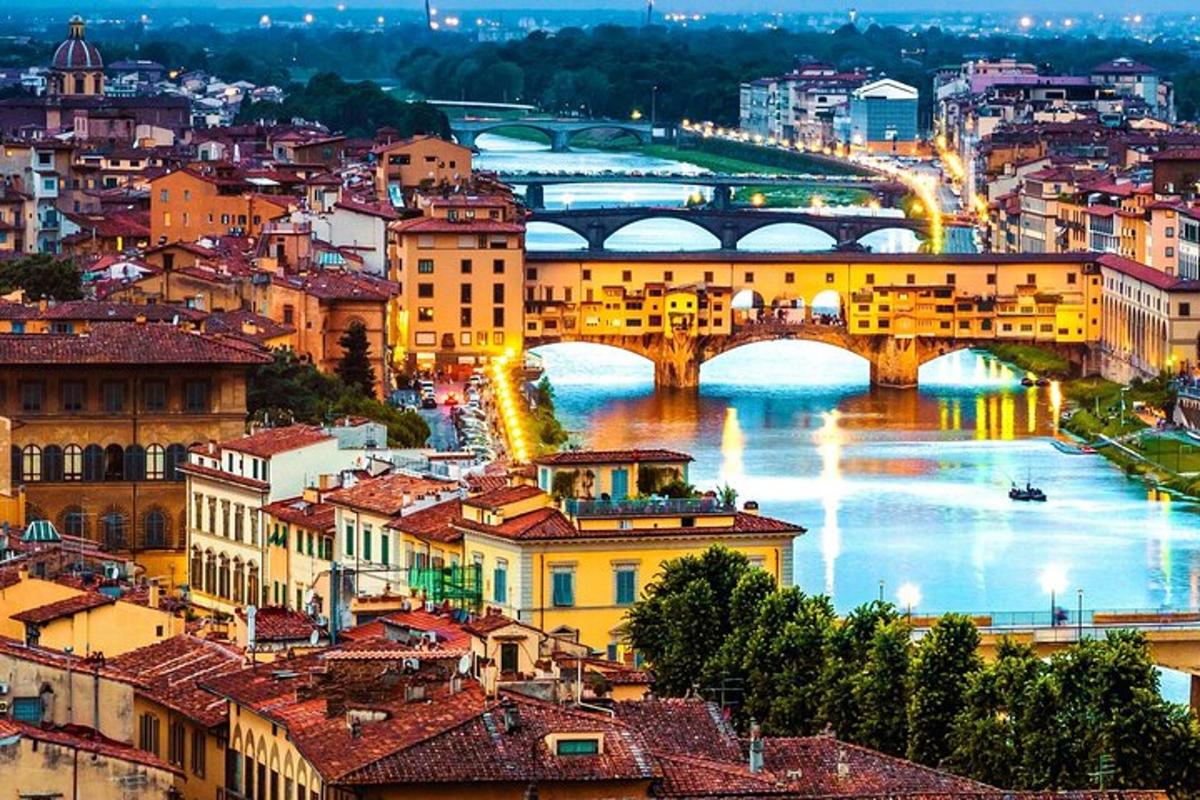 una vista di una città con un ponte e un fiume