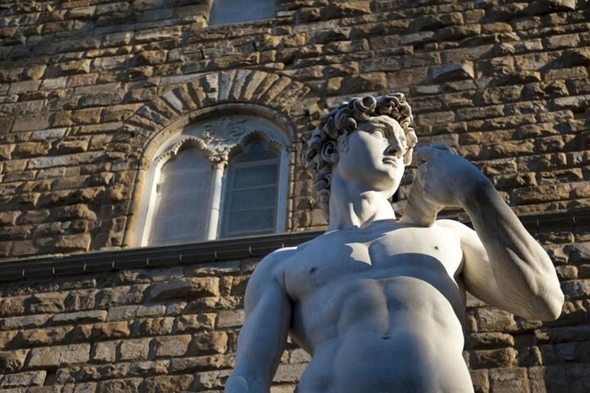 una statua di un uomo di fronte a un edificio