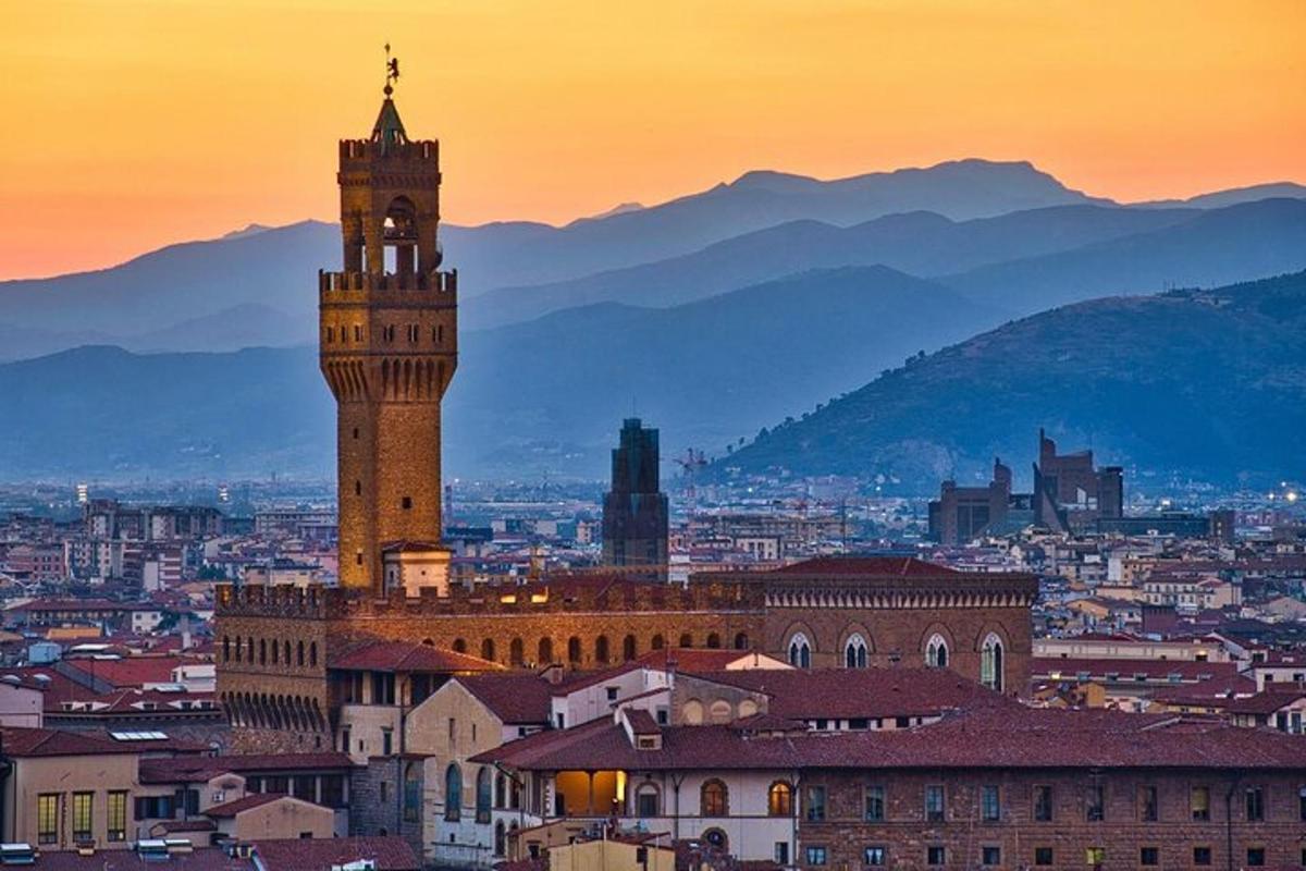 una vista di una città con una torre dell'orologio