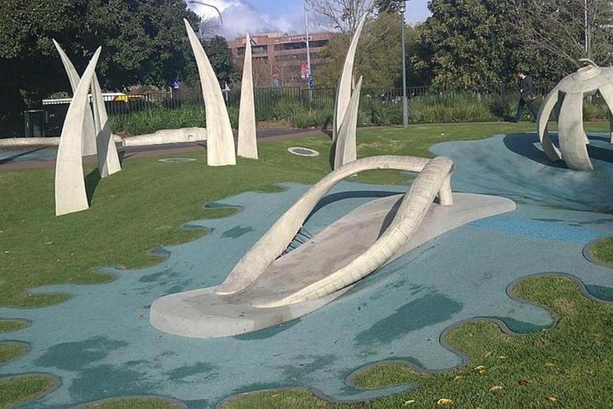 uno skate park con una rampa per skateboard nell'erba