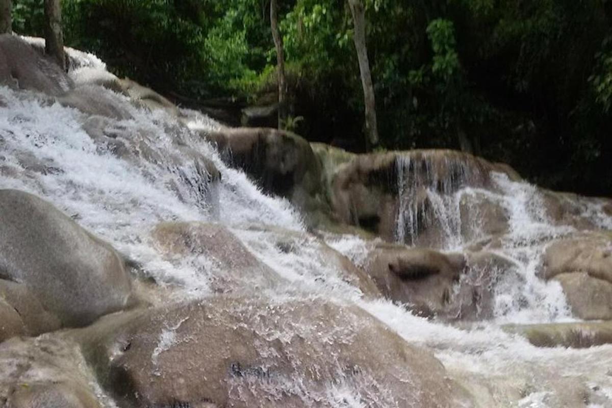 một dòng nước chảy xiết qua một số tảng đá