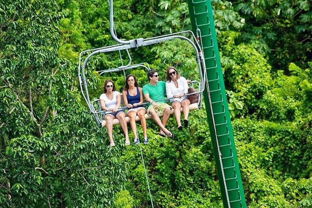 một nhóm người đang ngồi trên một chiếc xe trượt tuyết