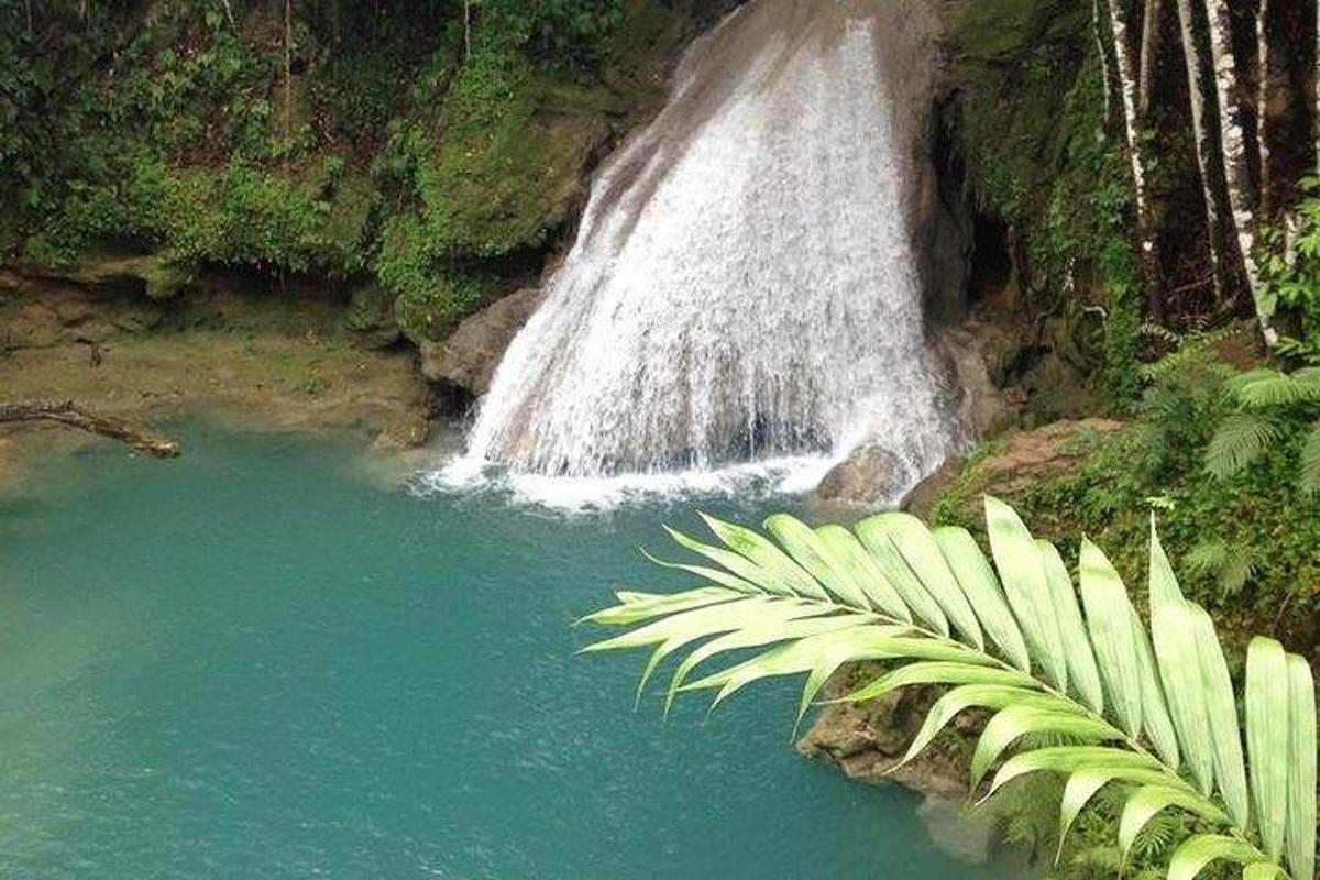 una cascata in mezzo a una pozza d'acqua