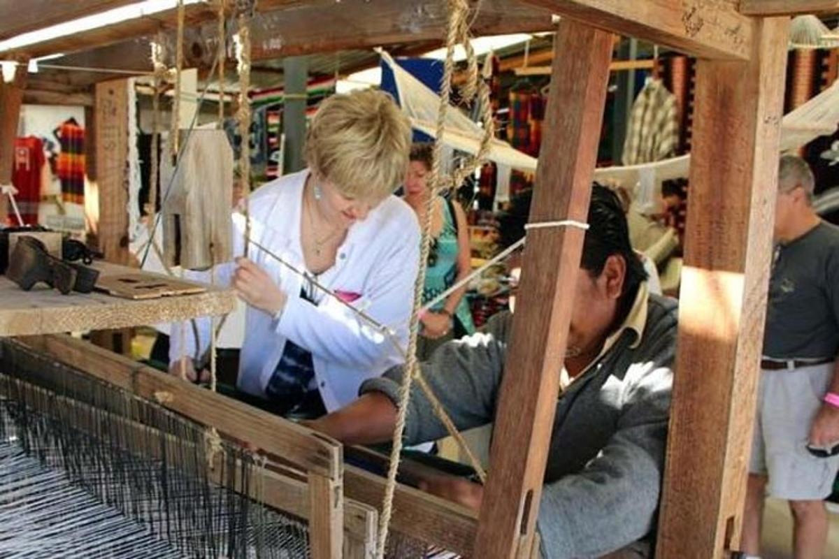 una donna che lavora con un uomo in una fabbrica