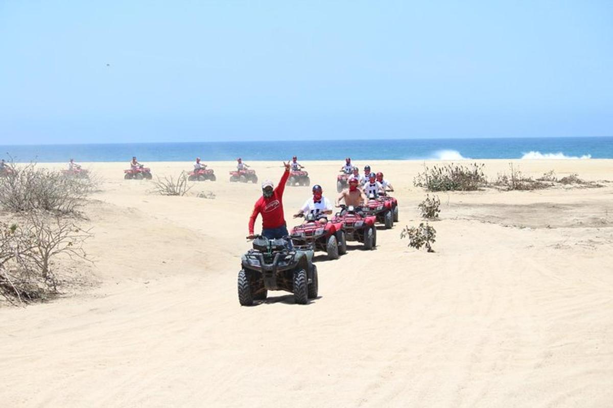 sekumpulan orang menunggang atv di pantai