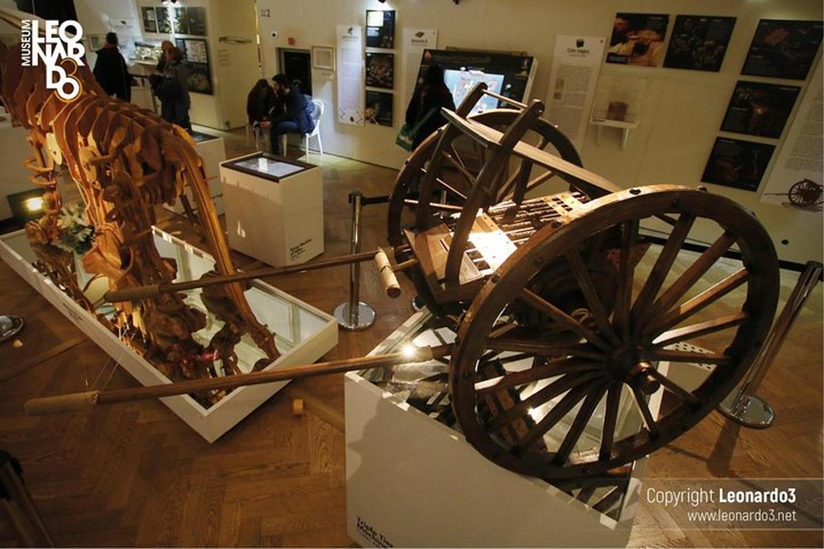 ein Exponat in einem Museum mit zwei Holzkarren