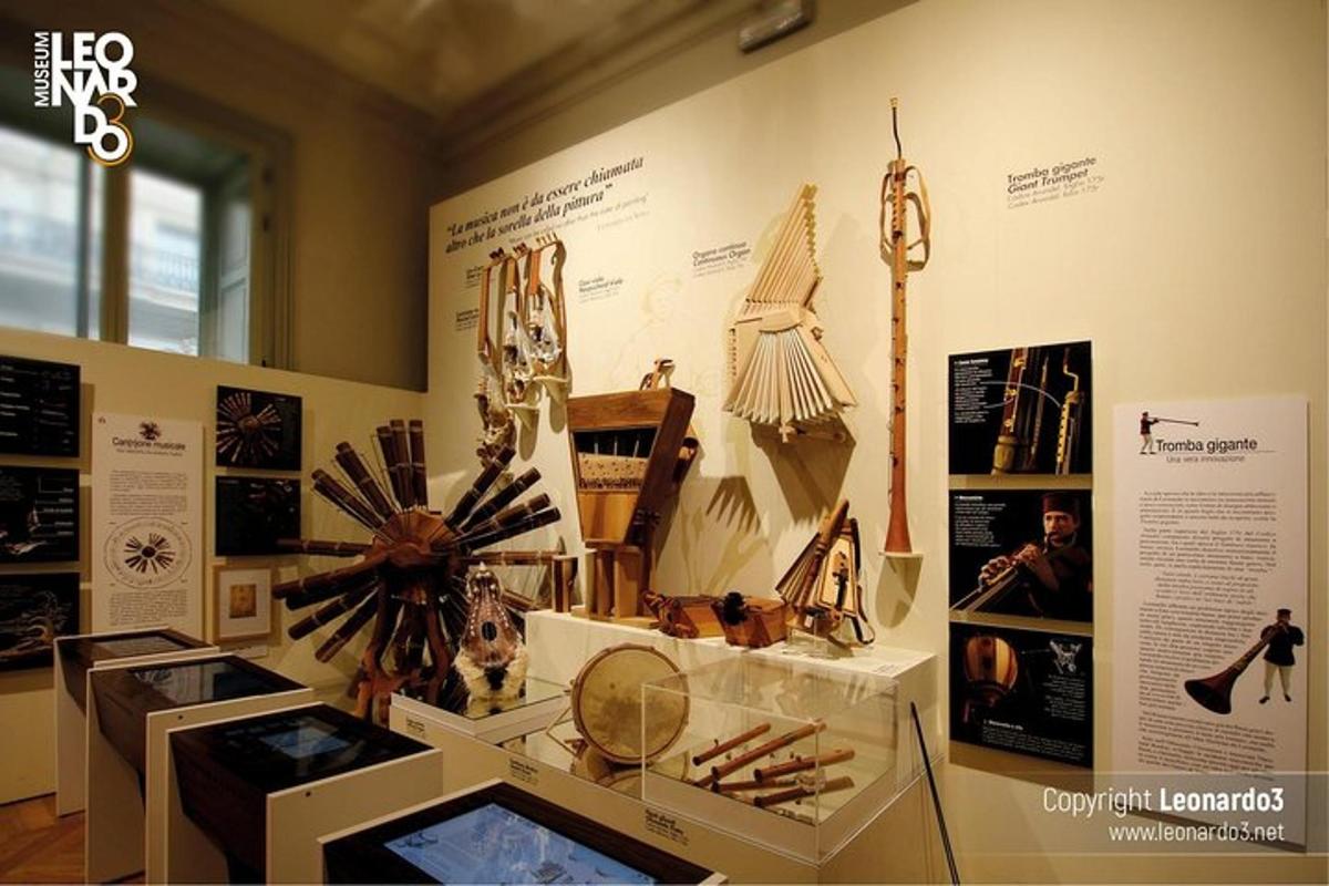 pameran muzium dengan sekumpulan barang yang dipamerkan