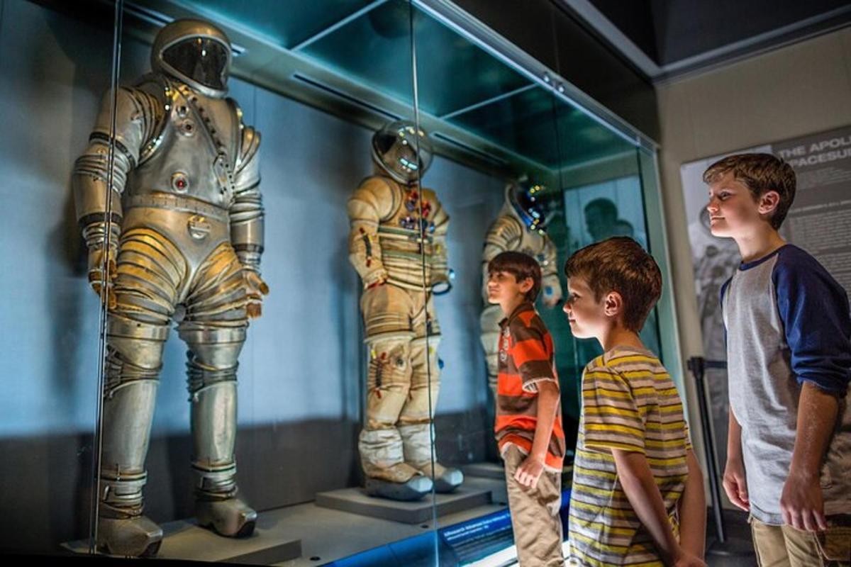 Un grupo de niños mirando una vitrina en un museo.