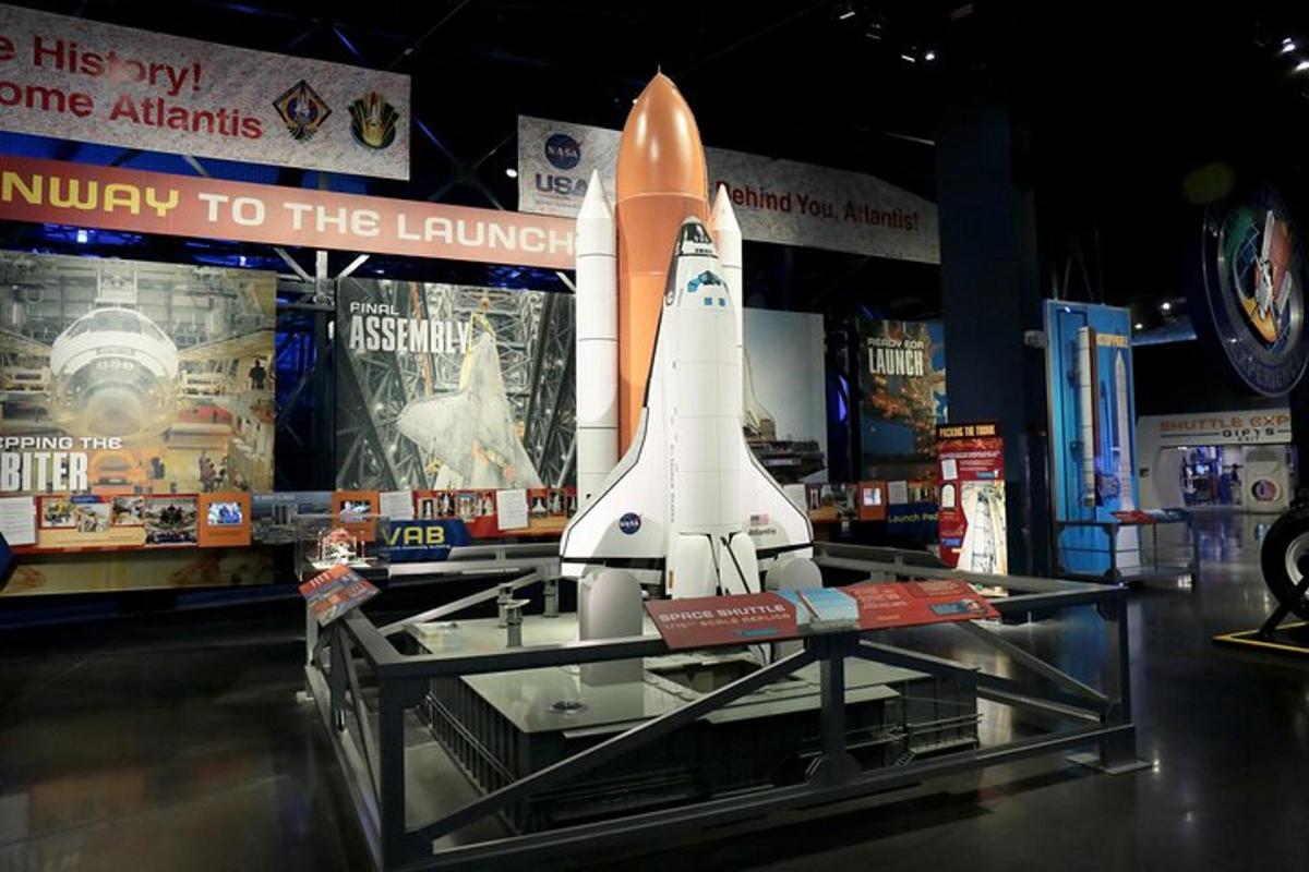 Un modelo de un transbordador espacial en exhibición en una tienda.