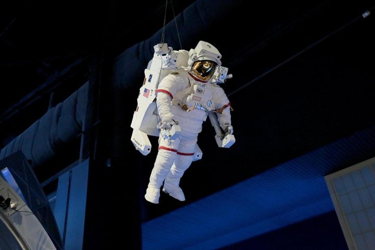 Un astronauta colgando de una cuerda en el aire
