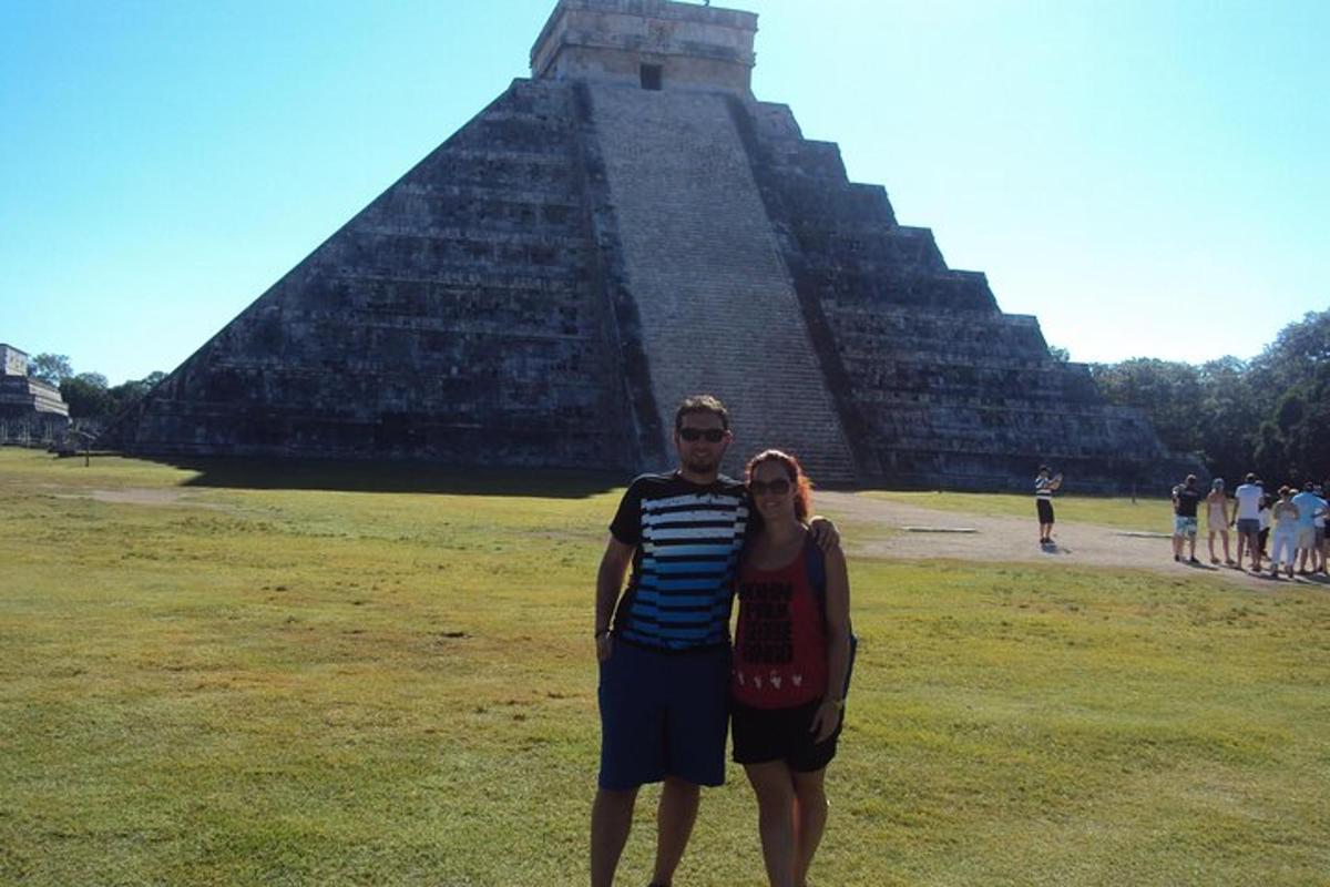 muž a žena stojící před pyramidou